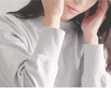 お身体の不調に悩む女性